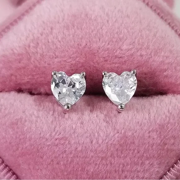 Sterling silver heart 🤍 stud earrings - Picture 1 of 4